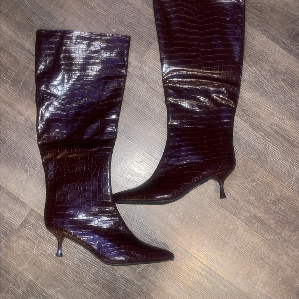 Elegant Crocodile-Embossed Boots